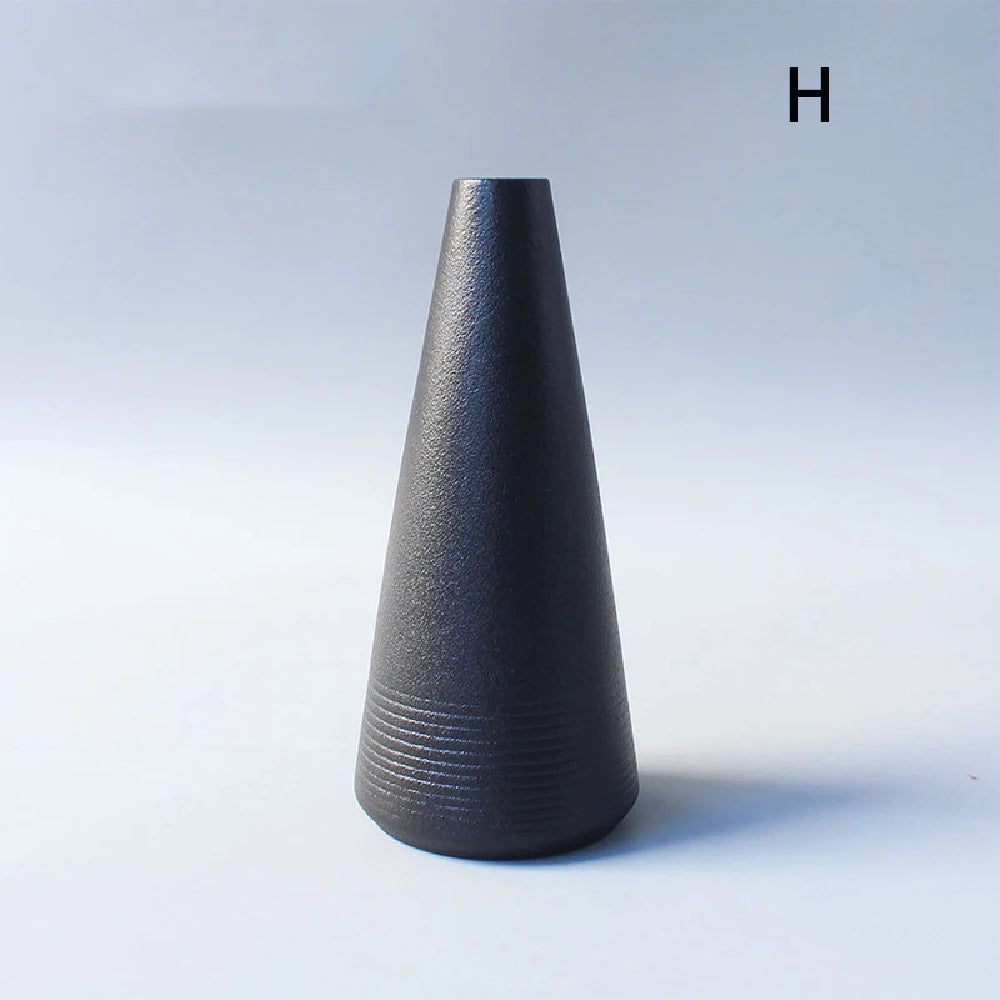 Ceramic small vase, home decoration handicraft desktop decoration, black small vase simple Japanese decoration