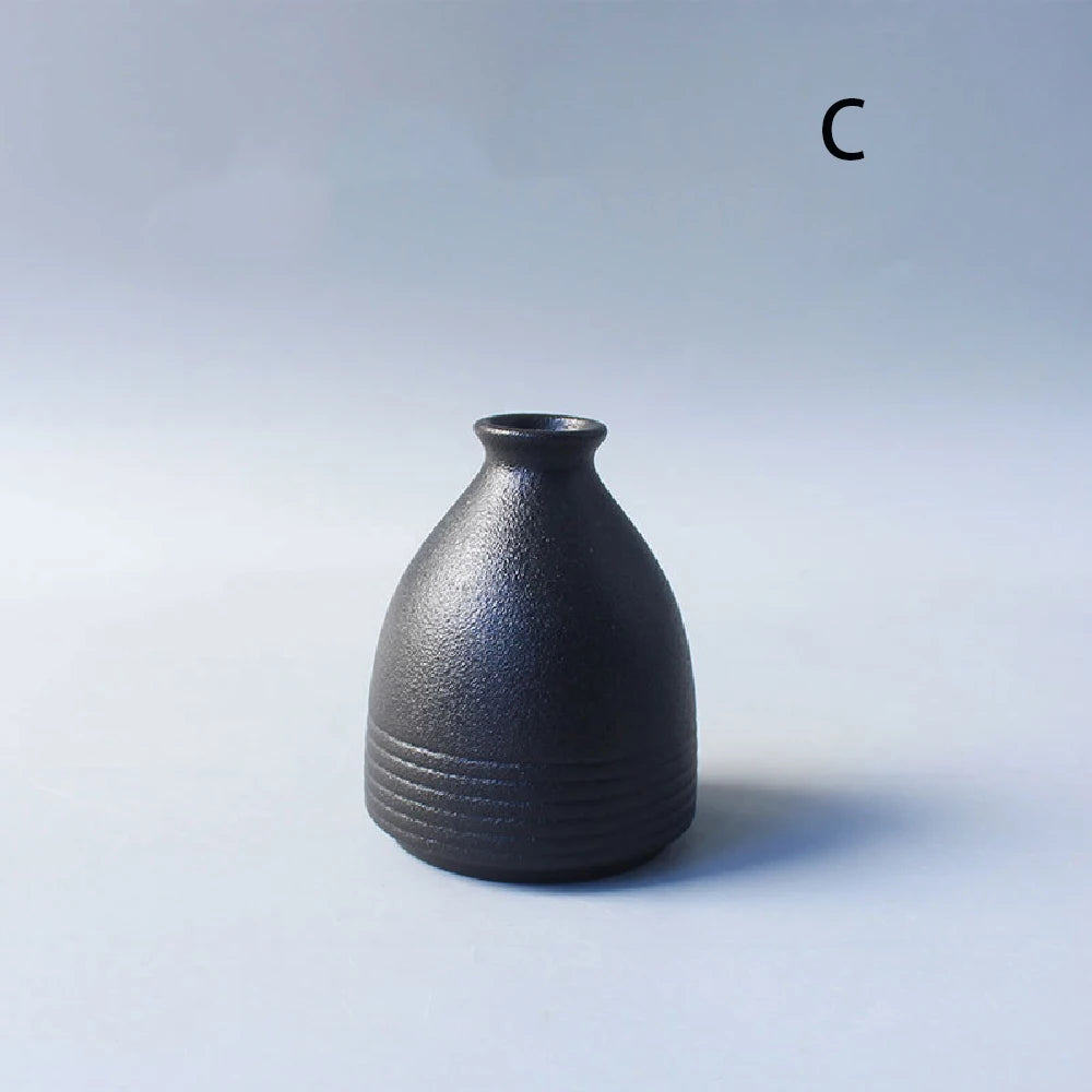 Ceramic small vase, home decoration handicraft desktop decoration, black small vase simple Japanese decoration