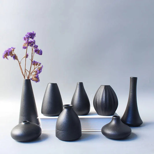 Ceramic small vase, home decoration handicraft desktop decoration, black small vase simple Japanese decoration